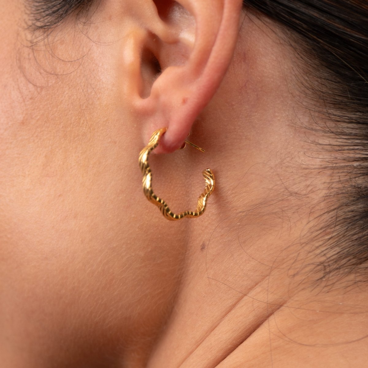 Brinco Argola Wavy Texture Banhado em Ouro 18k
