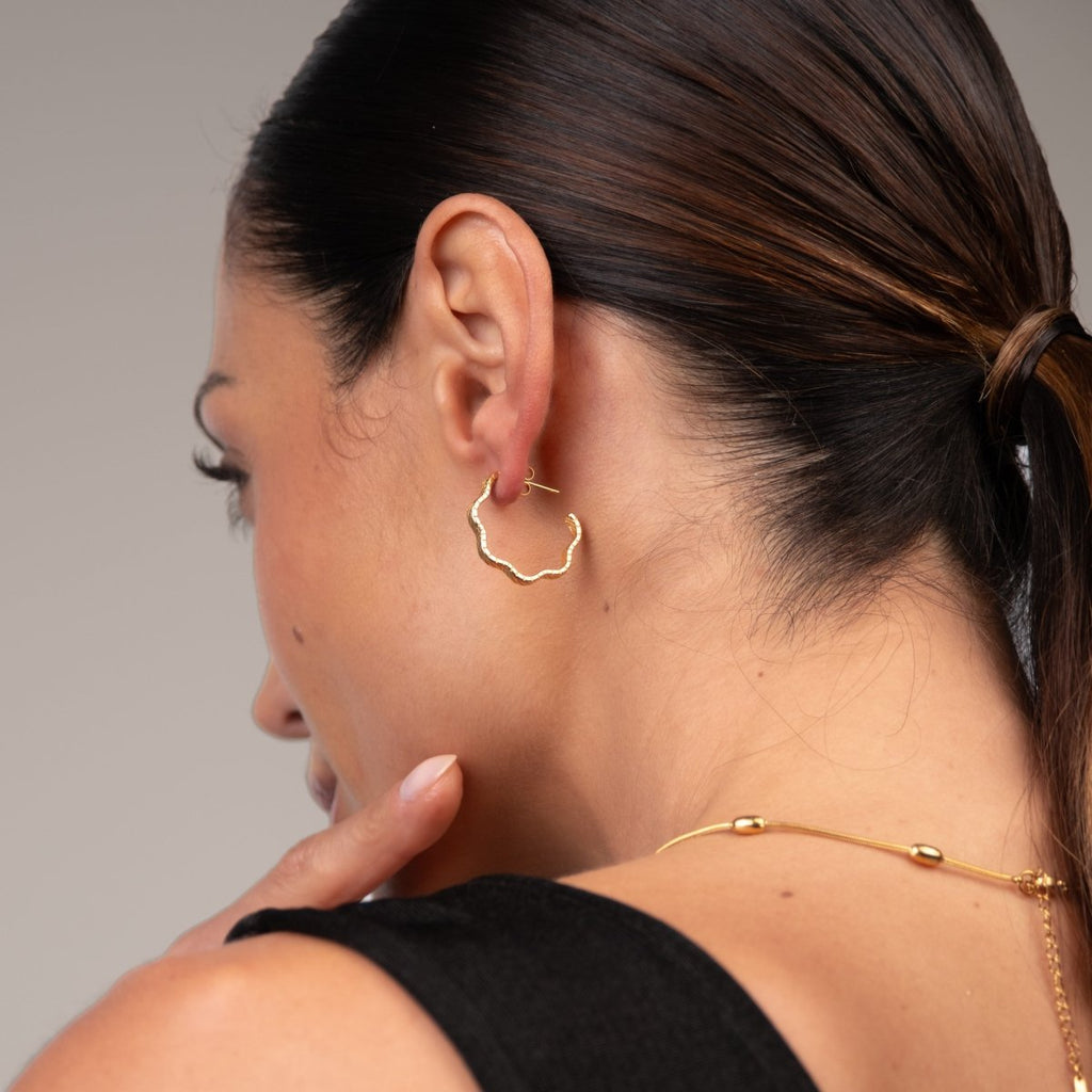 Brinco Argola Wavy Texture Banhado em Ouro 18k