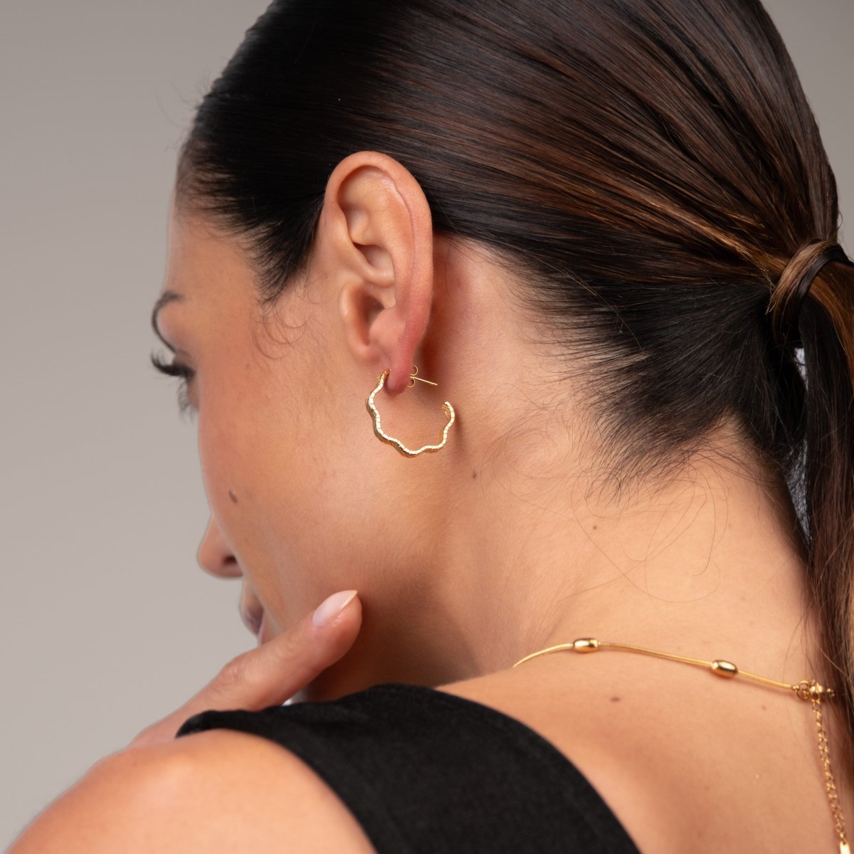 Brinco Argola Wavy Texture Banhado em Ouro 18k