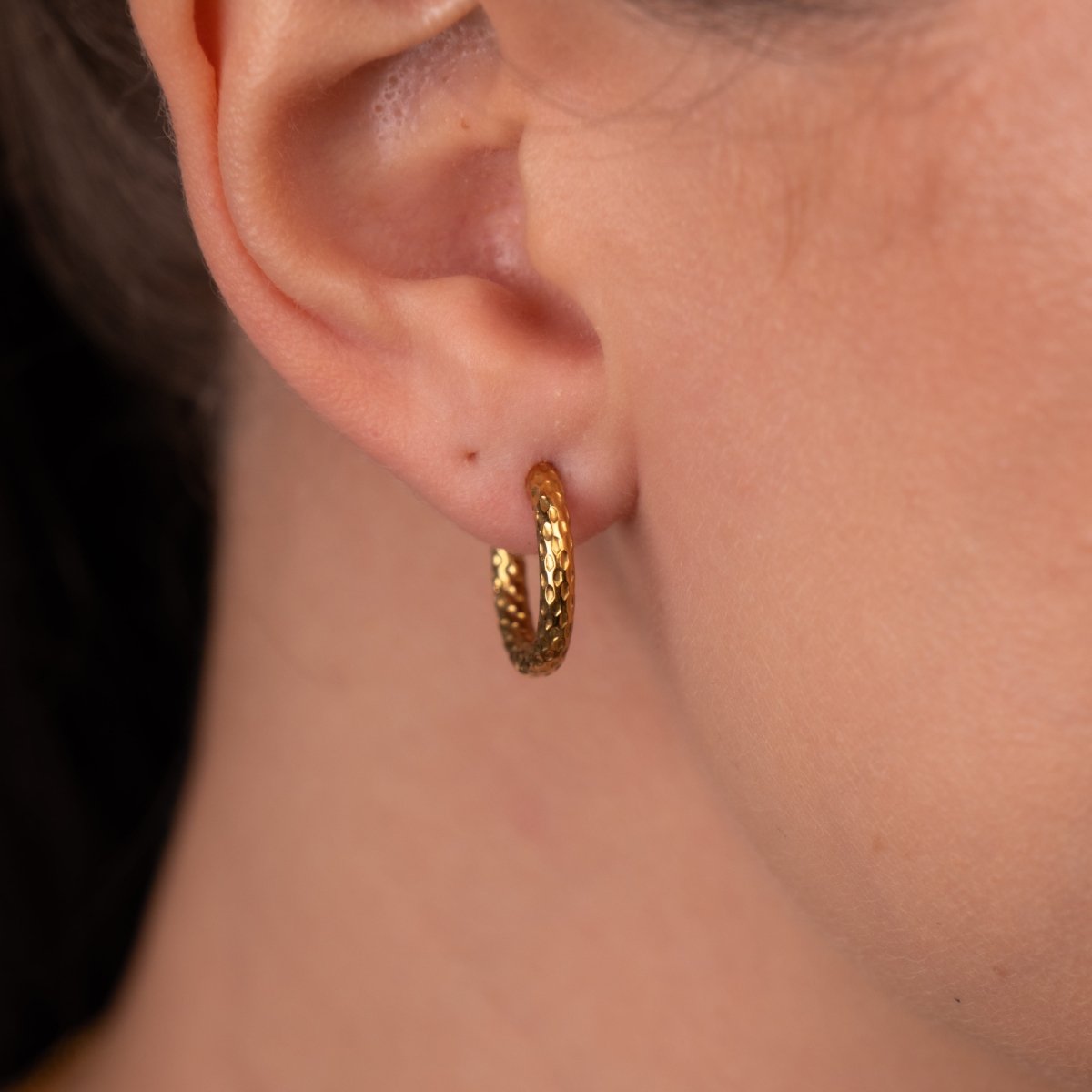 Brinco de Argola Texturizado Banhado em Ouro 18K