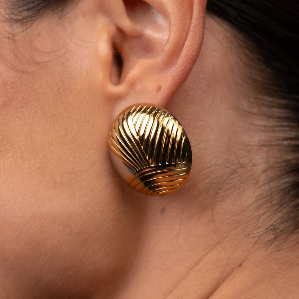 Brinco Esfera Texturizada com Mix de Banhos Dourado e Prata