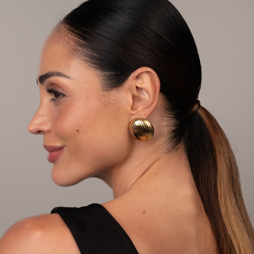 Brinco Esfera Texturizada com Mix de Banhos Dourado e Prata