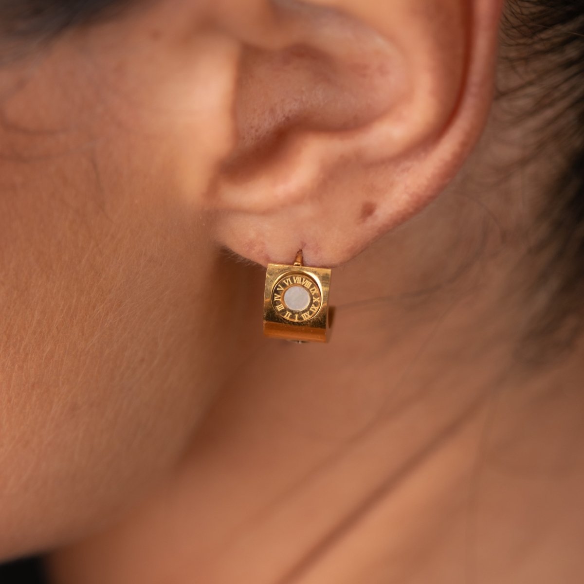Brinco Giratório Numeral Romanos Banhado em Ouro 18K