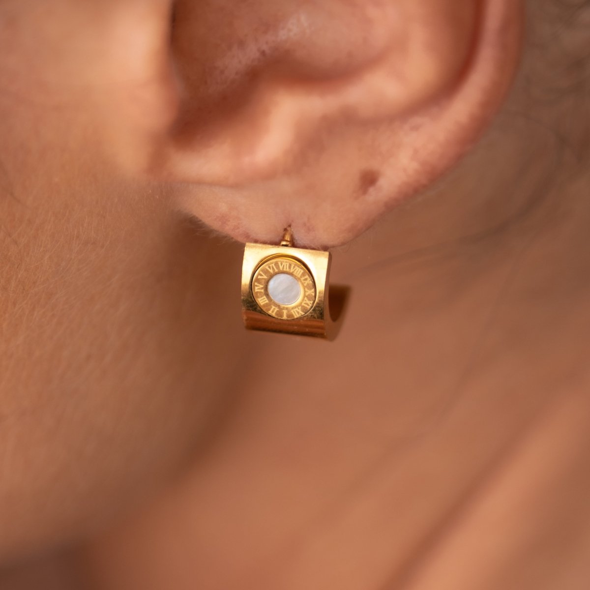 Brinco Giratório Numeral Romanos Banhado em Ouro 18K