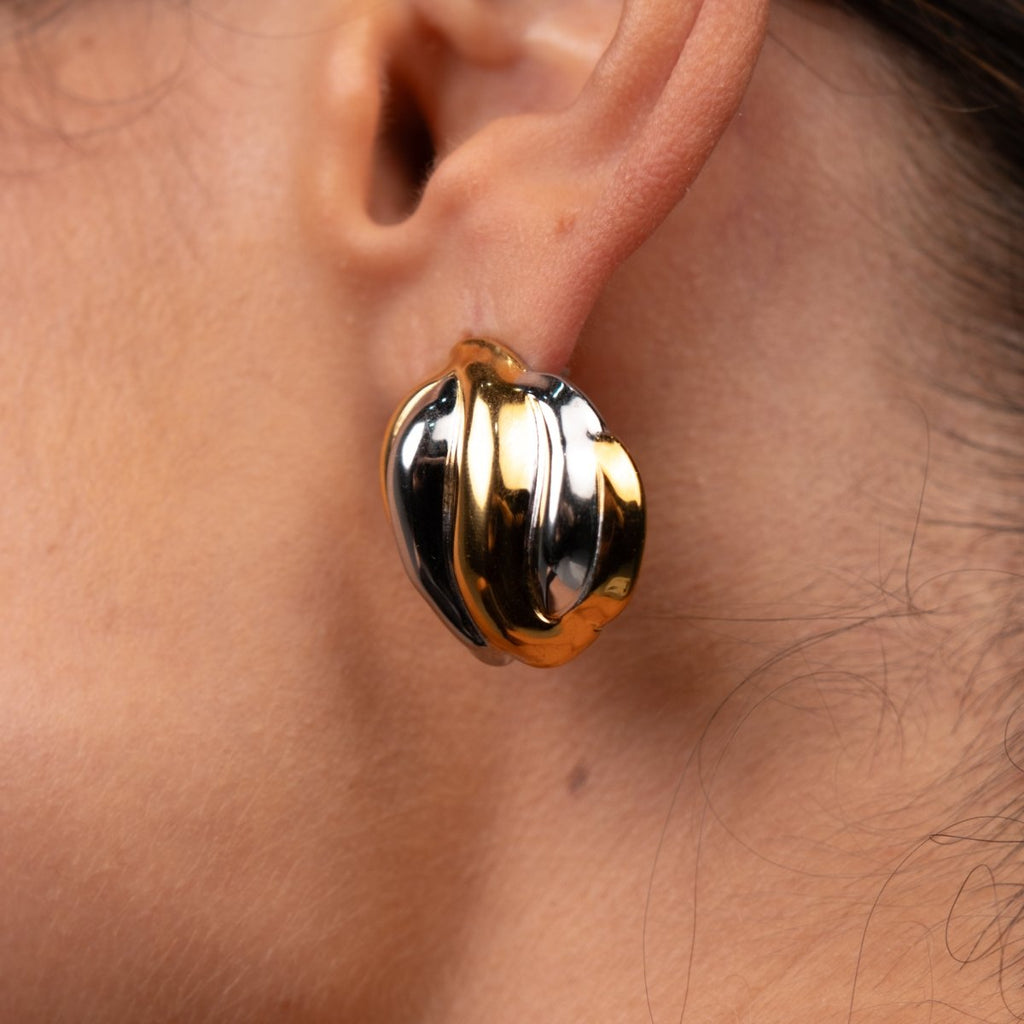 Brinco Twist Essence com Mix de Banhos Dourado e Prata
