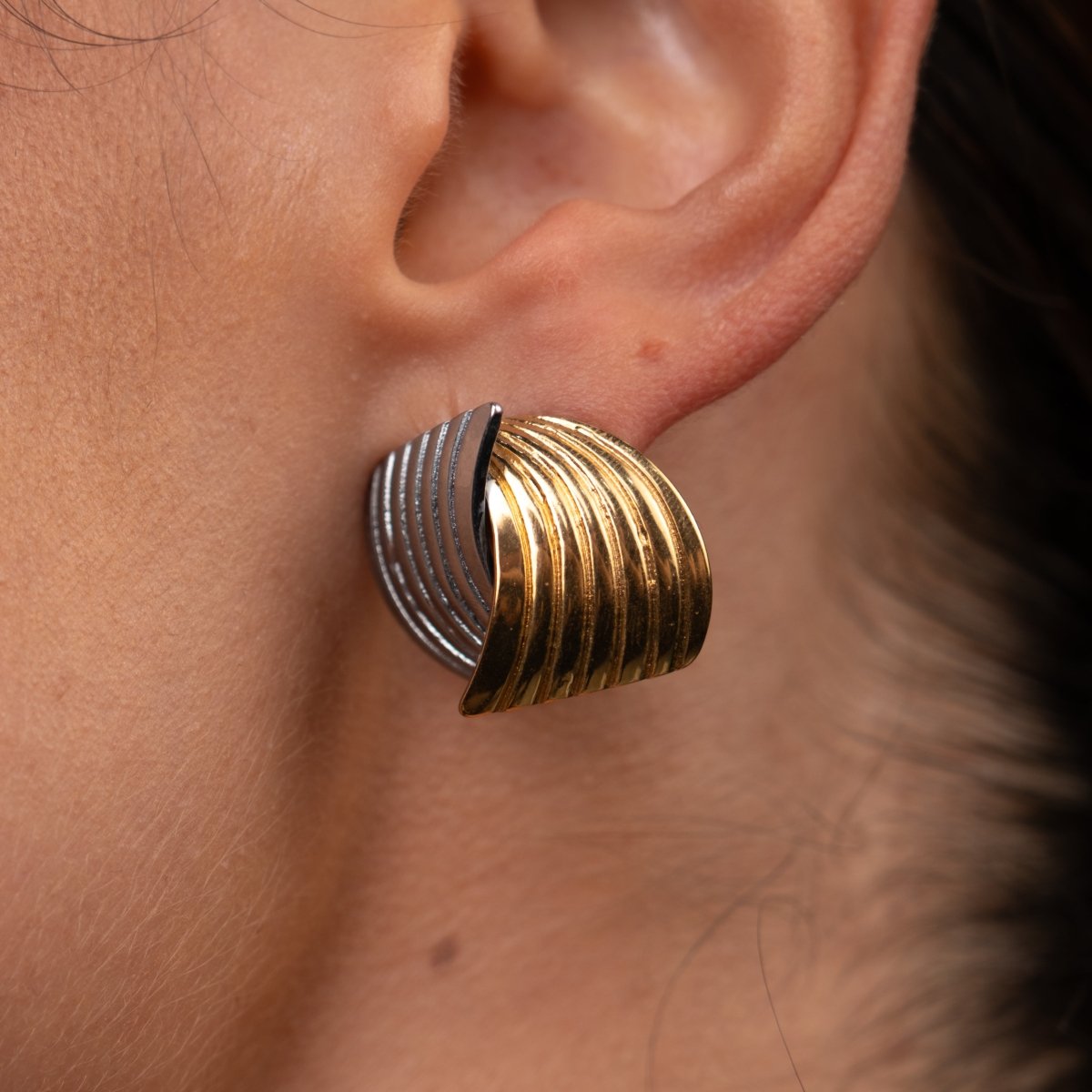 Brinco Wave Motion com Mix de Banhos Dourado e Prata