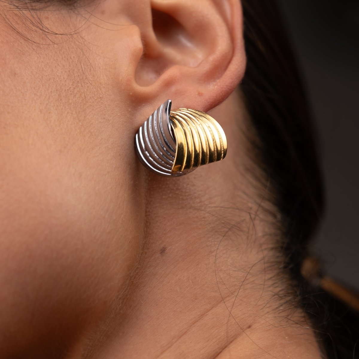 Brinco Wave Motion com Mix de Banhos Dourado e Prata