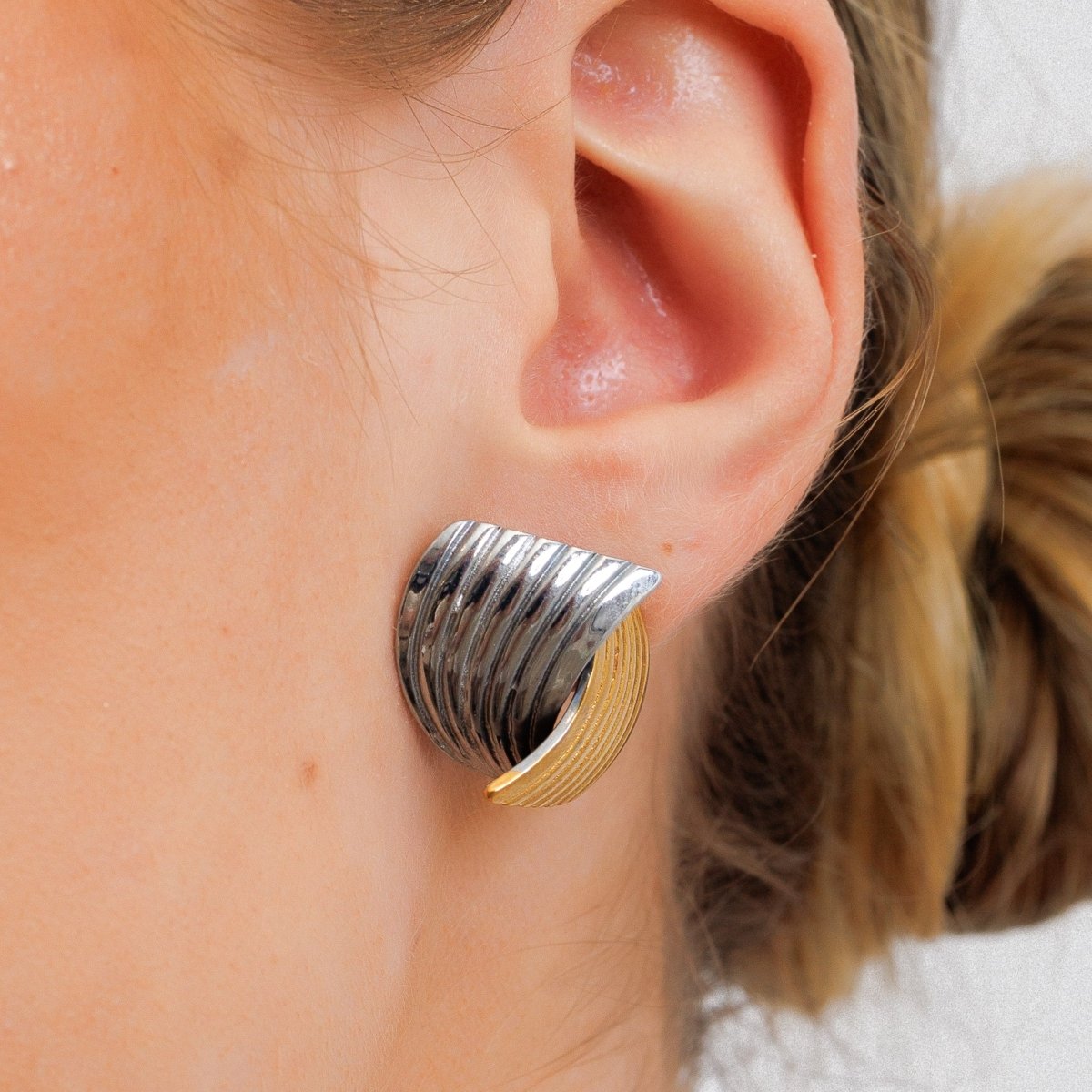 Brinco Wave Motion com Mix de Banhos Dourado e Prata