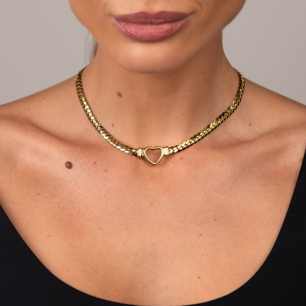 Colar Gargantilha Coração Minimalista Banhado em Ouro 18K