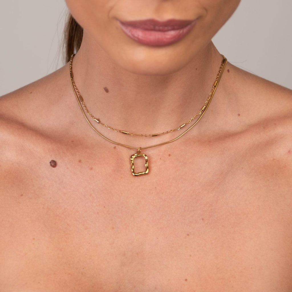 Mix de Colares Pingente Abstrato Banhado em Ouro 18K
