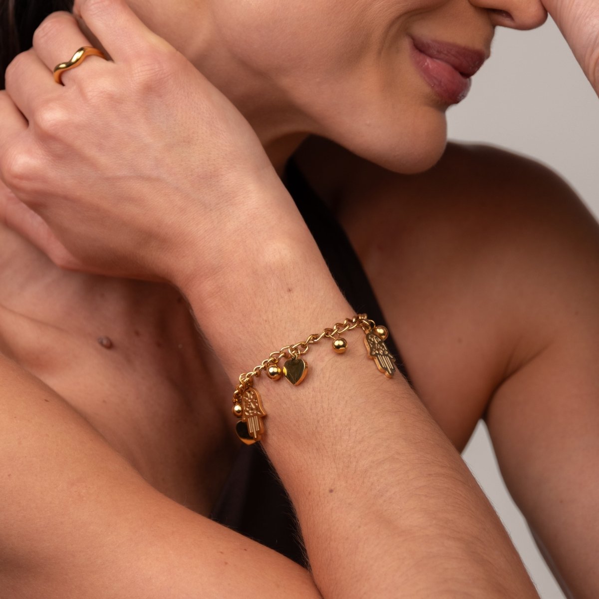 Pulseira Elos Pingente Coração e Hamsá Banhada em Ouro 18K